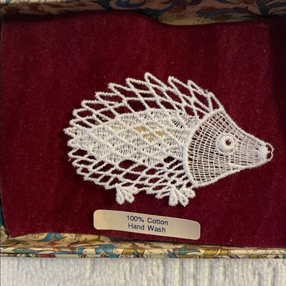 Hedgehog lace pin-Abby lace